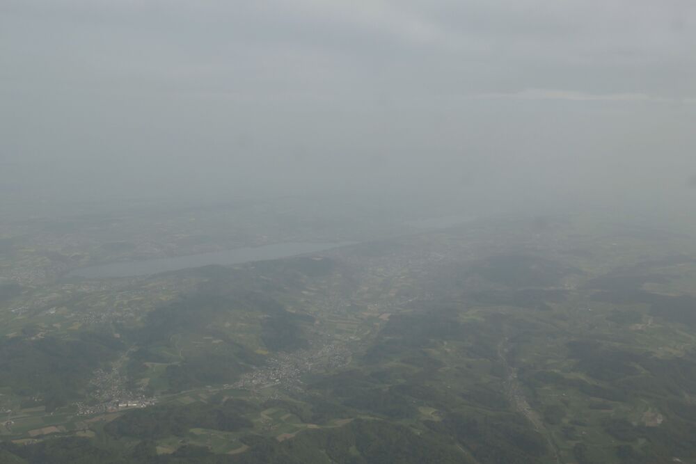 Am 30. April wurde mit südlichen Winden Saharastaub in die Schweiz transportiert. Sicht durch die getrübte Luft auf den Hallwiler- und Baldeggersee beim Landeanflug auf Zürich.